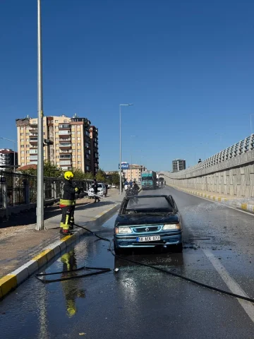 Sivas'ta Hareket Halindeki Araç Alev Aldı: Sürücü Yaralandı
