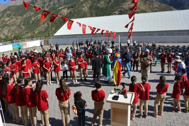 Hakkari'de Köy Okulu MÜSİAD'ın Katkılarıyla Yenilendi