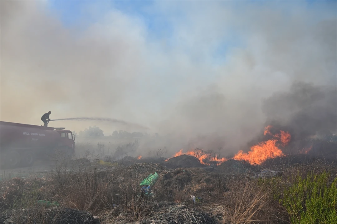 Antalya'da Çöp Yangını Korku Dolu Anlar Yaşattı
