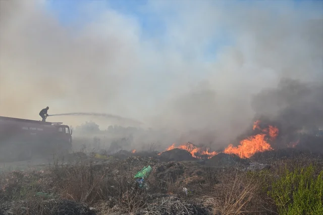 Antalya'da Çöp Yangını Korku Dolu Anlar Yaşattı