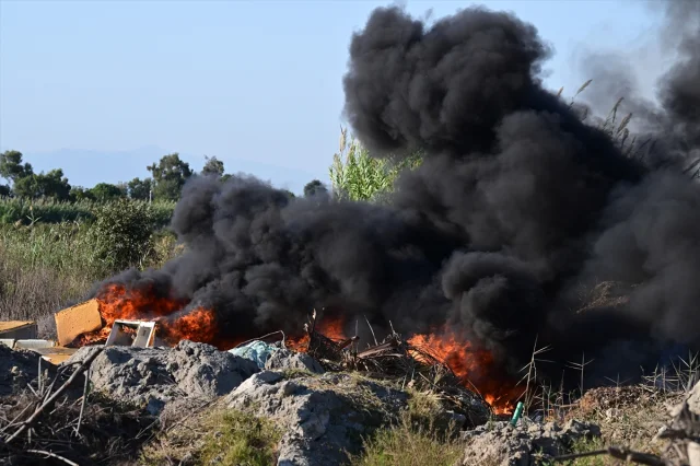 Antalya'da Çöp Yangını Korku Dolu Anlar Yaşattı