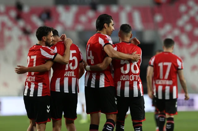 Sivasspor'dan Adana Demirspor'a Gol Şovu: 5-0