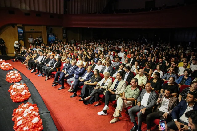 Altın Koza Film Festivali'nde Onur Ödülleri Sahiplerini Büyü...