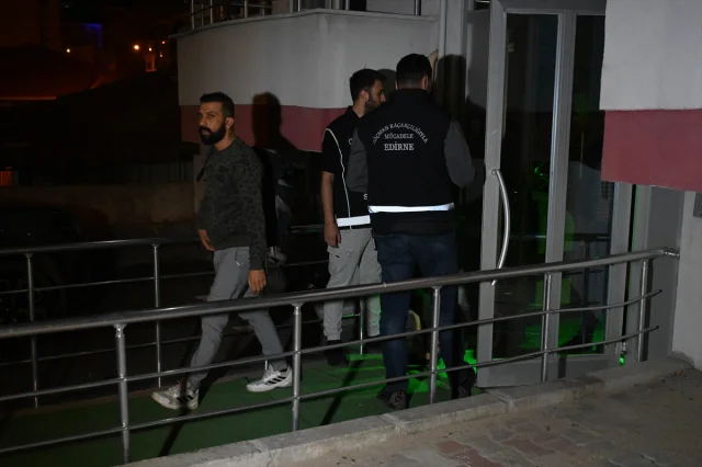 Edirne'nin Ara Sokaklarında Yakalanan Düzensiz Göçmenler Gün...