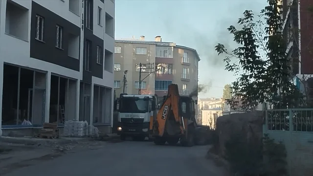 Kars'ta Seyir Halindeki Çöp Kamyonunda İnanılmaz Anlar: Yangın Kumla Söndürüldü