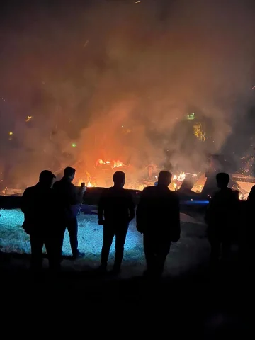 Malatya'da Büyük Yangın Korkuttu: 3 Ev Yıkıldı