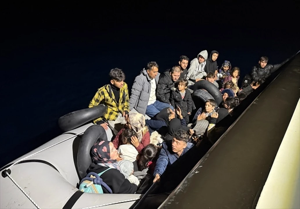 Ege'nin Sularında Heyecanlı Kovalamaca: İzmir'de 36 Göçmen Kurtarıldı