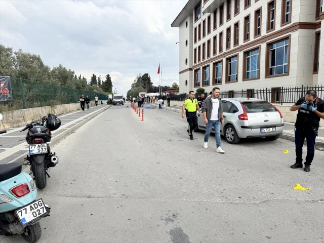 Yalova'nın Kalbinde Silahlı Saldırı: Adliye Girişi Kanlı Çat...