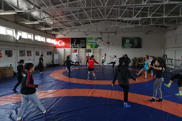 Kosovalı Kadın Güreşçiler Edirne'de: Balkan Şampiyonası Öncesi Sıkı Hazırlık