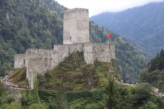 Zil Kale'nin Gizemli Tarihi ve Doğal Güzelliği Büyülüyor