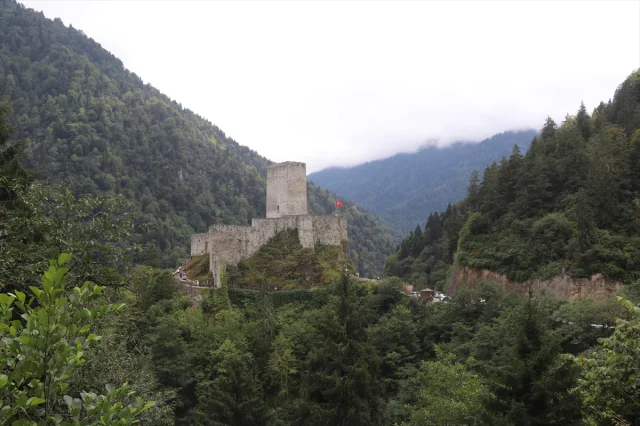 Zil Kale'nin Gizemli Tarihi ve Doğal Güzelliği Büyülüyor
