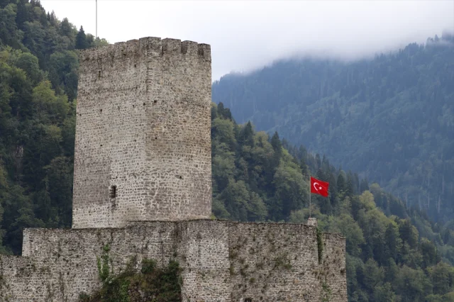 Zil Kale'nin Gizemli Tarihi ve Doğal Güzelliği Büyülüyor