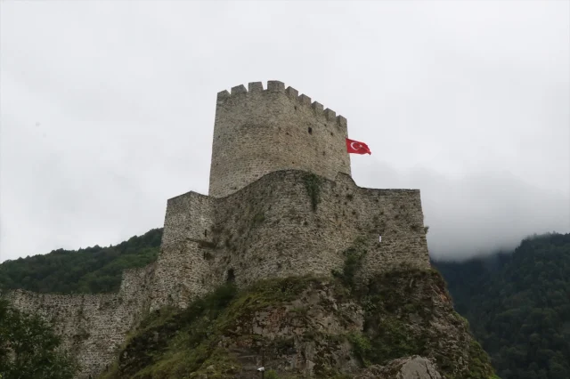 Zil Kale'nin Gizemli Tarihi ve Doğal Güzelliği Büyülüyor