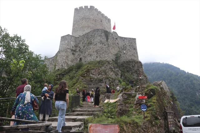 Zil Kale'nin Gizemli Tarihi ve Doğal Güzelliği Büyülüyor