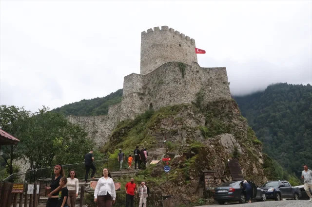 Zil Kale'nin Gizemli Tarihi ve Doğal Güzelliği Büyülüyor