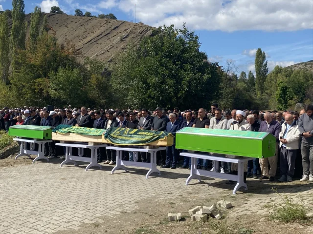 Sivas'ta Yaşanan Acı Kayıp: Trafik Kazasında Hayatını Kaybedenler Son Yolculuğuna Uğurlandı