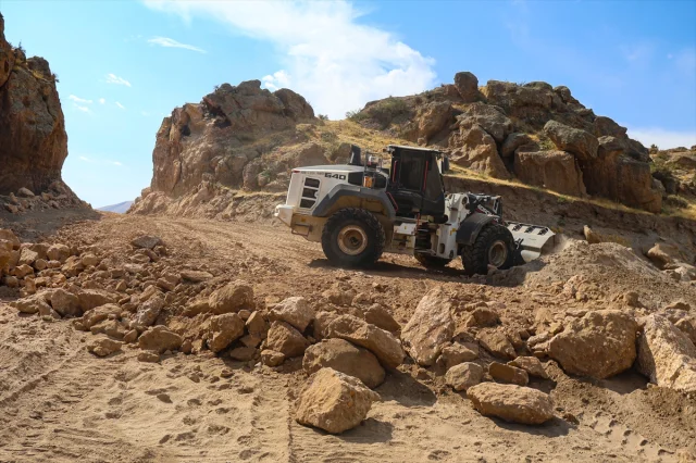 Iğdır'da Kış Hazırlığı: Dağ Yollarında 300 Kilometrelik Çalı...