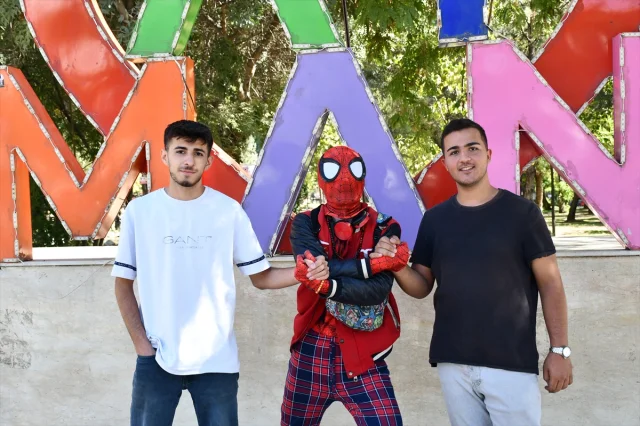 Örümcek Adam'ın Türkiye Turu: İzmirli Fenomen Batman'da