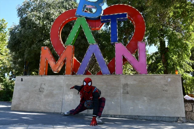 Örümcek Adam'ın Türkiye Turu: İzmirli Fenomen Batman'da