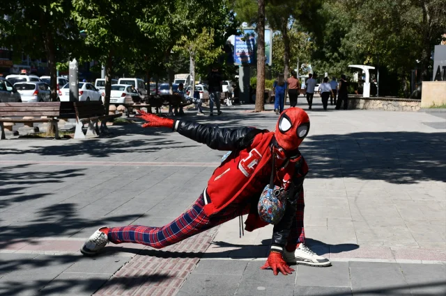 Örümcek Adam'ın Türkiye Turu: İzmirli Fenomen Batman'da