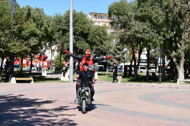 Örümcek Adam'ın Türkiye Turu: İzmirli Fenomen Batman'da