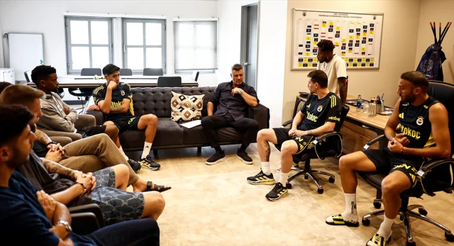 Fenerbahçe Yönetiminden Sürpriz Toplantı: Başkan Saran Masaya Yumruğunu Vurdu