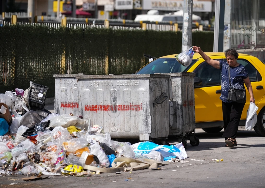İzmir Karşıyaka'da Çöp Krizi Sürüyor: Halk Tepkili