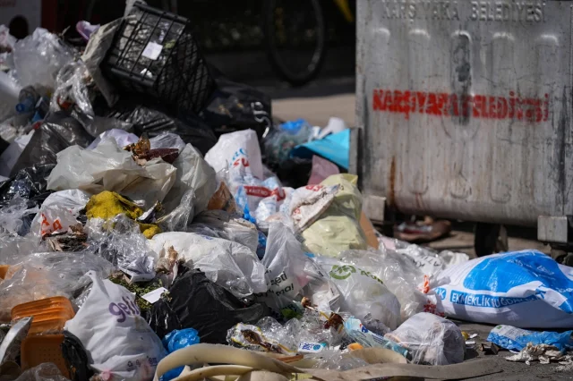 İzmir Karşıyaka'da Çöp Krizi Sürüyor: Halk Tepkili