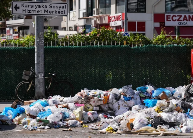 İzmir Karşıyaka'da Çöp Krizi Sürüyor: Halk Tepkili