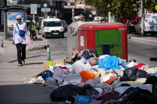 İzmir Karşıyaka'da Çöp Krizi Sürüyor: Halk Tepkili