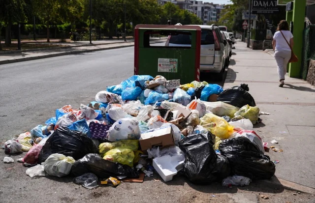 İzmir Karşıyaka'da Çöp Krizi Sürüyor: Halk Tepkili