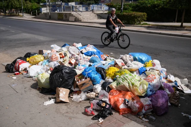 İzmir Karşıyaka'da Çöp Krizi Sürüyor: Halk Tepkili