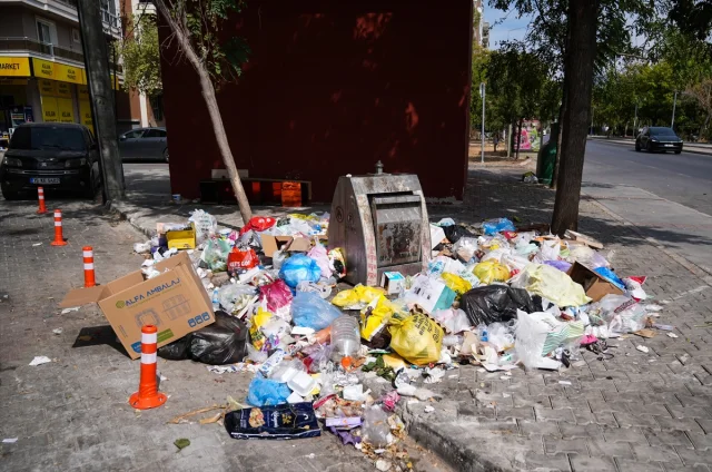 İzmir Karşıyaka'da Çöp Krizi Sürüyor: Halk Tepkili