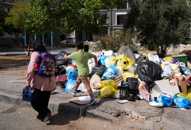 İzmir Karşıyaka'da Çöp Krizi Sürüyor: Halk Tepkili