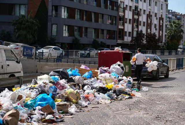 İzmir Karşıyaka'da Çöp Krizi Sürüyor: Halk Tepkili