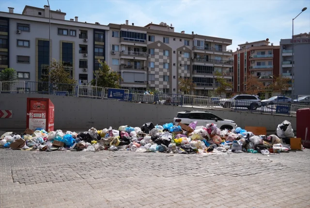 İzmir Karşıyaka'da Çöp Krizi Sürüyor: Halk Tepkili