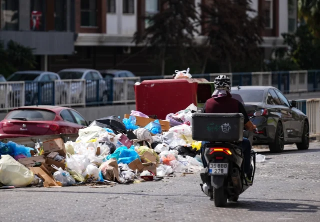 İzmir Karşıyaka'da Çöp Krizi Sürüyor: Halk Tepkili