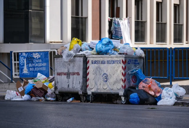 İzmir Karşıyaka'da Çöp Krizi Sürüyor: Halk Tepkili