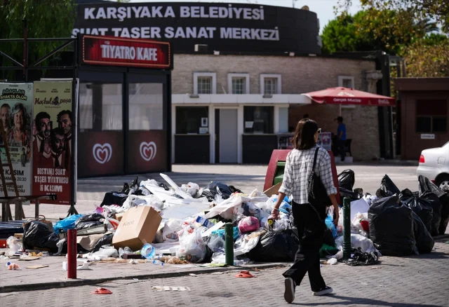 İzmir Karşıyaka'da Çöp Krizi Sürüyor: Halk Tepkili
