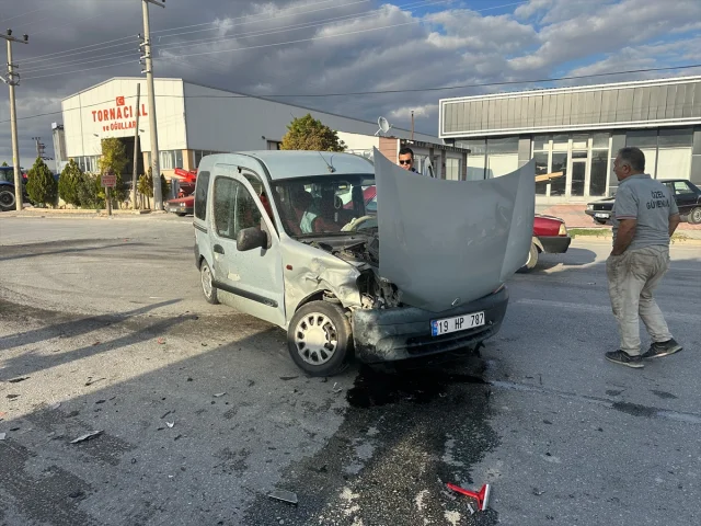 Çorum'da Trafik Kazasında Üç Kişi Yaralandı: İşte Detaylar