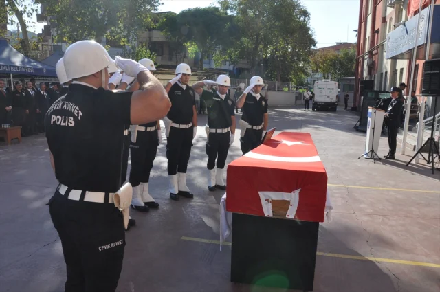 Son Yolculuğuna Gözyaşlarıyla Uğurlandı: Manisa'da Kazada Hayatını Kaybeden Polis Memuru