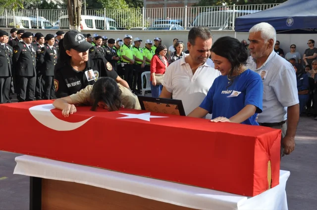 Son Yolculuğuna Gözyaşlarıyla Uğurlandı: Manisa'da Kazada Hayatını Kaybeden Polis Memuru