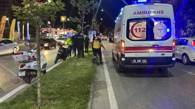 Sivas'ta Motosiklet Kazası Korkuttu: Yaralılar Var