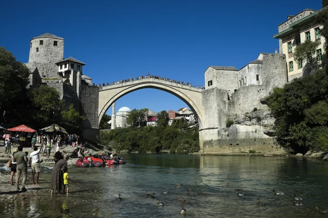 Mostar Köprüsü: Tarihin ve Heyecanın Buluştuğu Unutulmaz Dur...