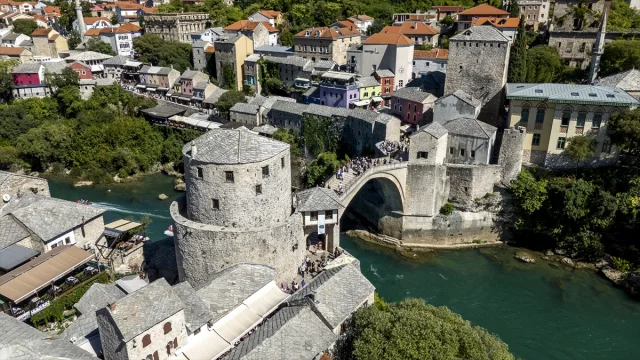 Mostar Köprüsü: Tarihin ve Heyecanın Buluştuğu Unutulmaz Durak