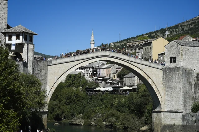 Mostar Köprüsü: Tarihin ve Heyecanın Buluştuğu Unutulmaz Durak
