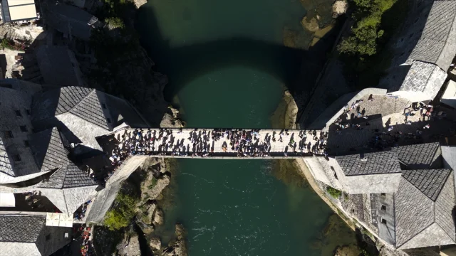 Mostar Köprüsü: Tarihin ve Heyecanın Buluştuğu Unutulmaz Durak