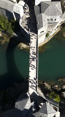 Mostar Köprüsü: Tarihin ve Heyecanın Buluştuğu Unutulmaz Durak