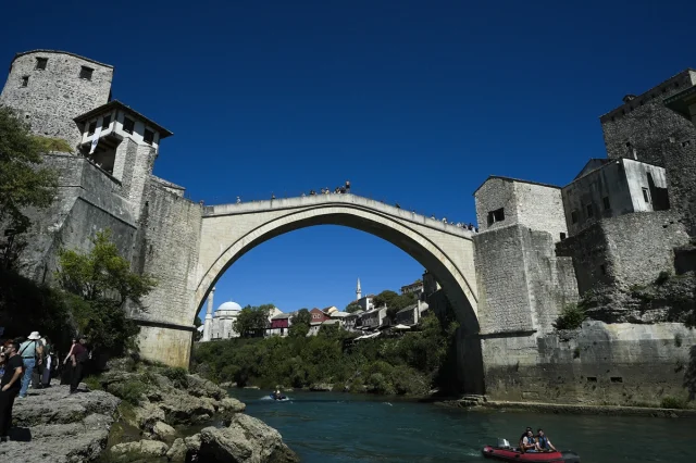 Mostar Köprüsü: Tarihin ve Heyecanın Buluştuğu Unutulmaz Durak
