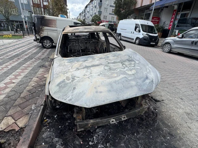 Sultangazi’de Gece Yarısı Korkutan Araç Yangını